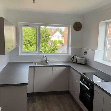 Large 2-Bedroom Maisonette With Free Parking 튀크냄 외부 사진