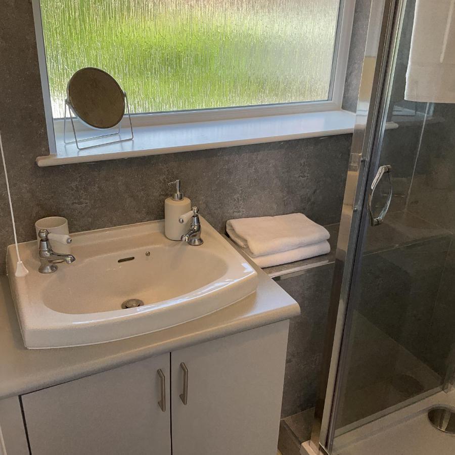 Large 2-Bedroom Maisonette With Free Parking 튀크냄 외부 사진