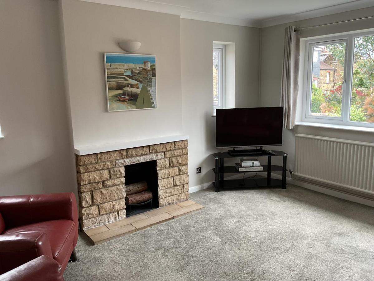 Large 2-Bedroom Maisonette With Free Parking 튀크냄 외부 사진