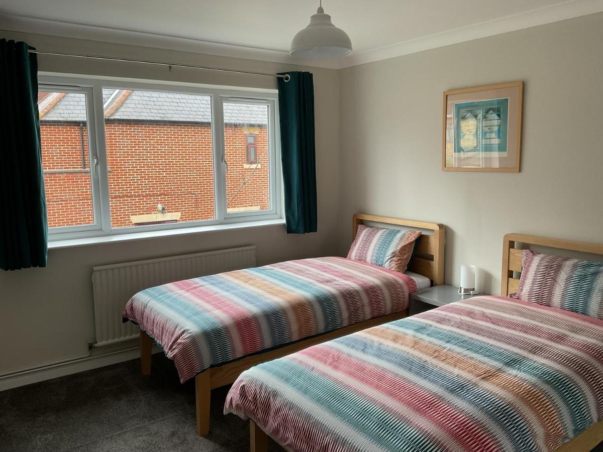 Large 2-Bedroom Maisonette With Free Parking 튀크냄 외부 사진