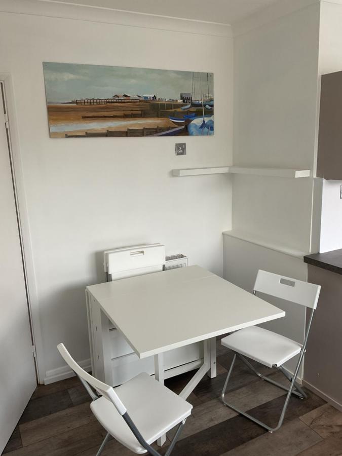 Large 2-Bedroom Maisonette With Free Parking 튀크냄 외부 사진