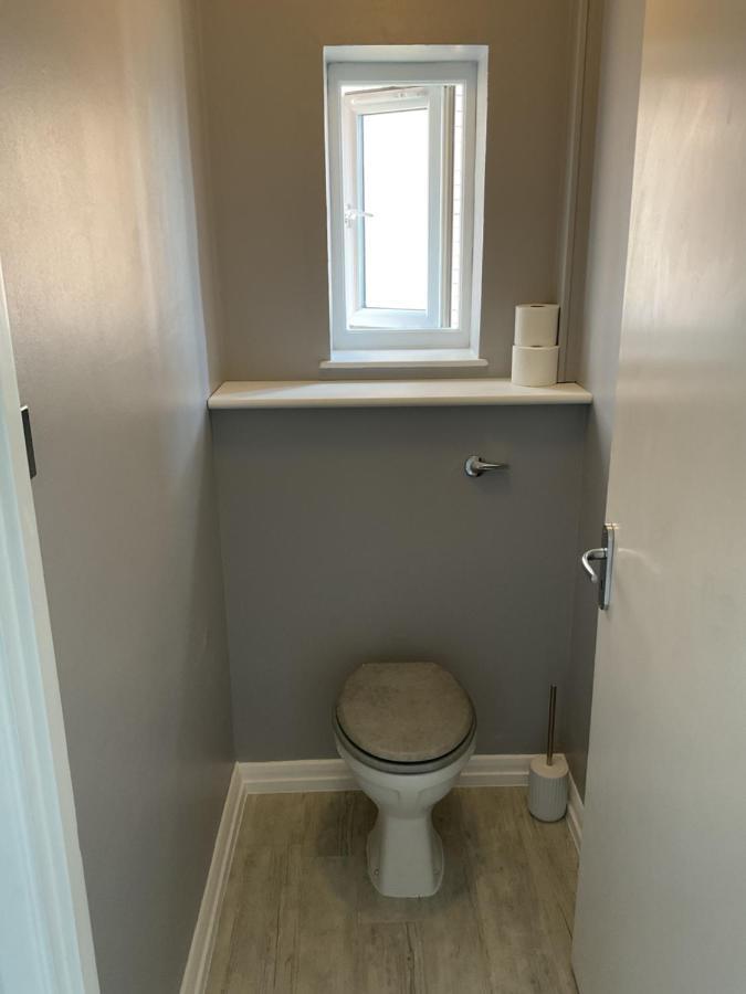 Large 2-Bedroom Maisonette With Free Parking 튀크냄 외부 사진